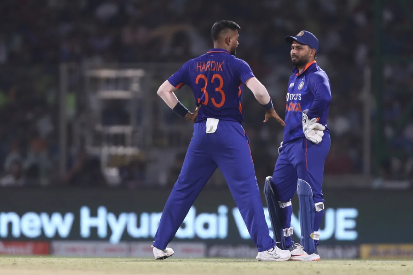 Hardik Pandya and Rishabh Pant having a discussion during IND's first T20I vs SA.