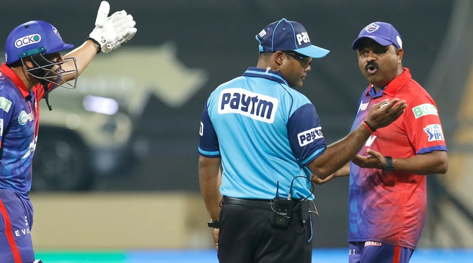Pravin Tambe was chatting with Nitin Menon during DC vs RR in IPL 2022
