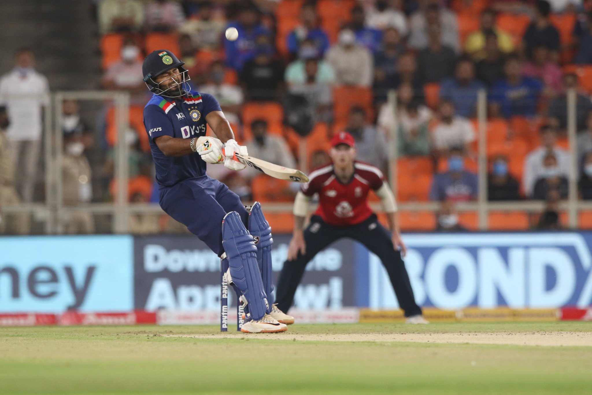 Pant does reverse-lapping again against Archer
