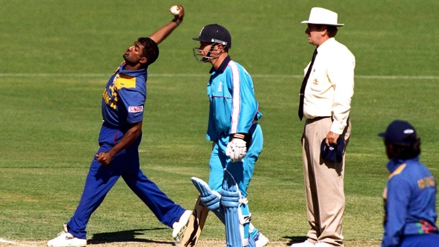 Ranatunga walks out with the team over Muralitharan no-ball on 23 January 1999.