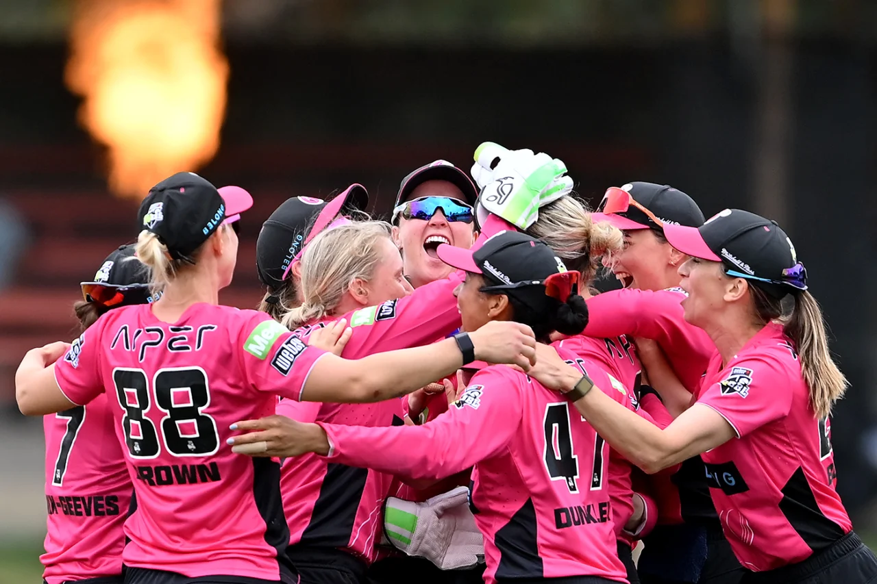 WATCH, WBBL | Healy and Gardner hold nerves in mad last-ball scramble to take Sixers through to playoffs
