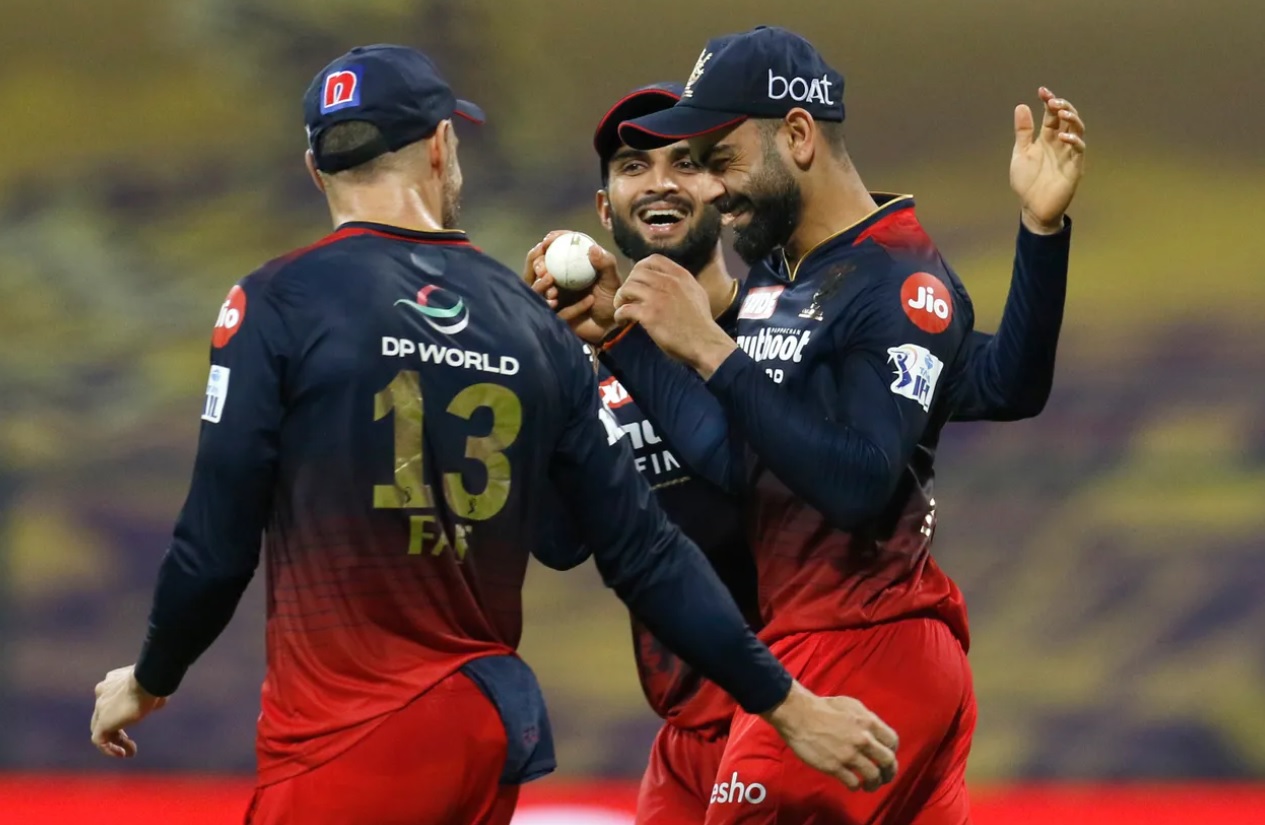 Virat Kohli grabbed an amazing catch to dismiss Rishabh Pant