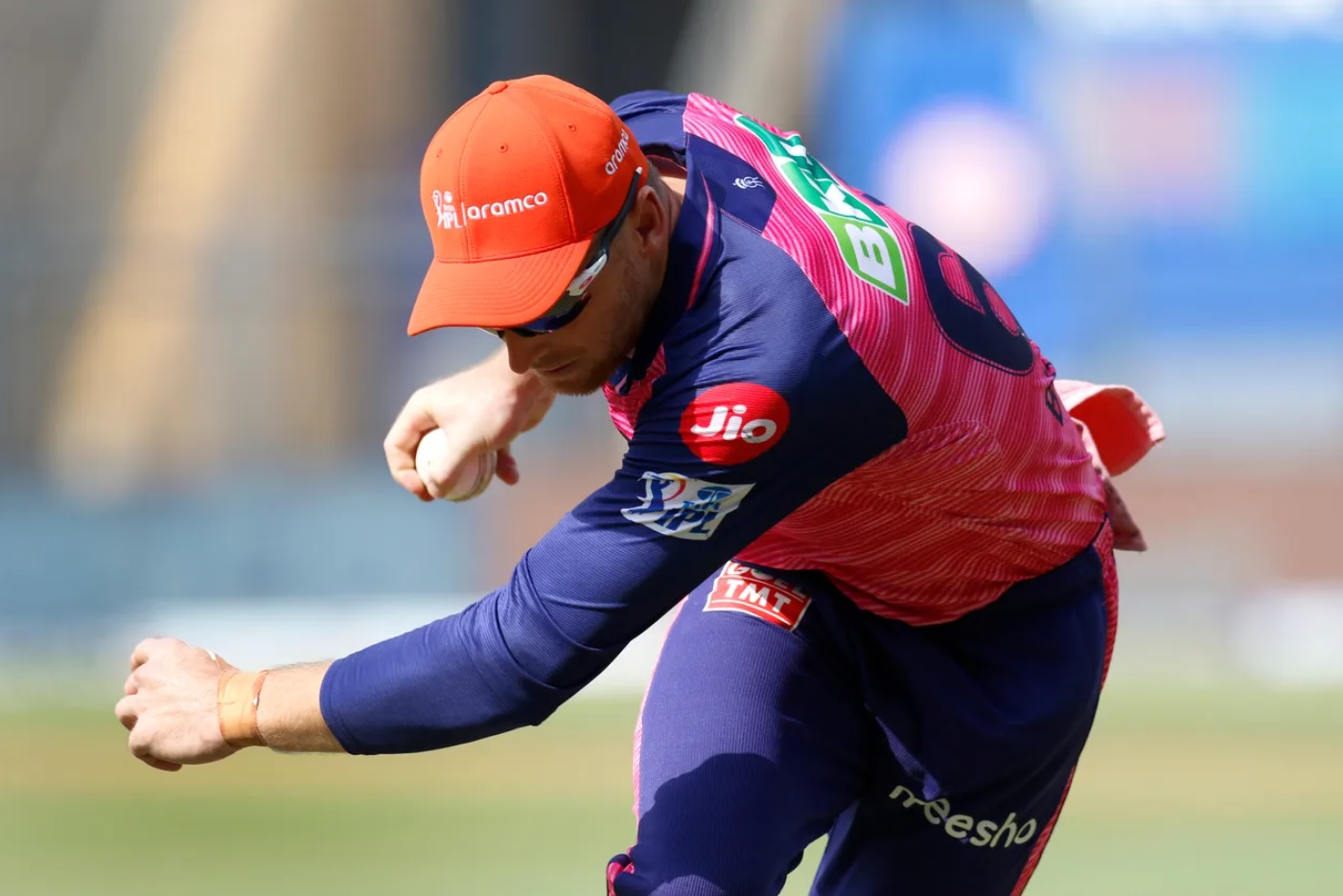 Jos Buttler plucks one-handed screamer to dismiss Shikhar Dhawan in IPL 2022.