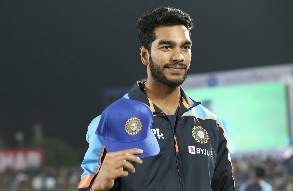 Venaktesh Iyer posing after receiving India's cap
