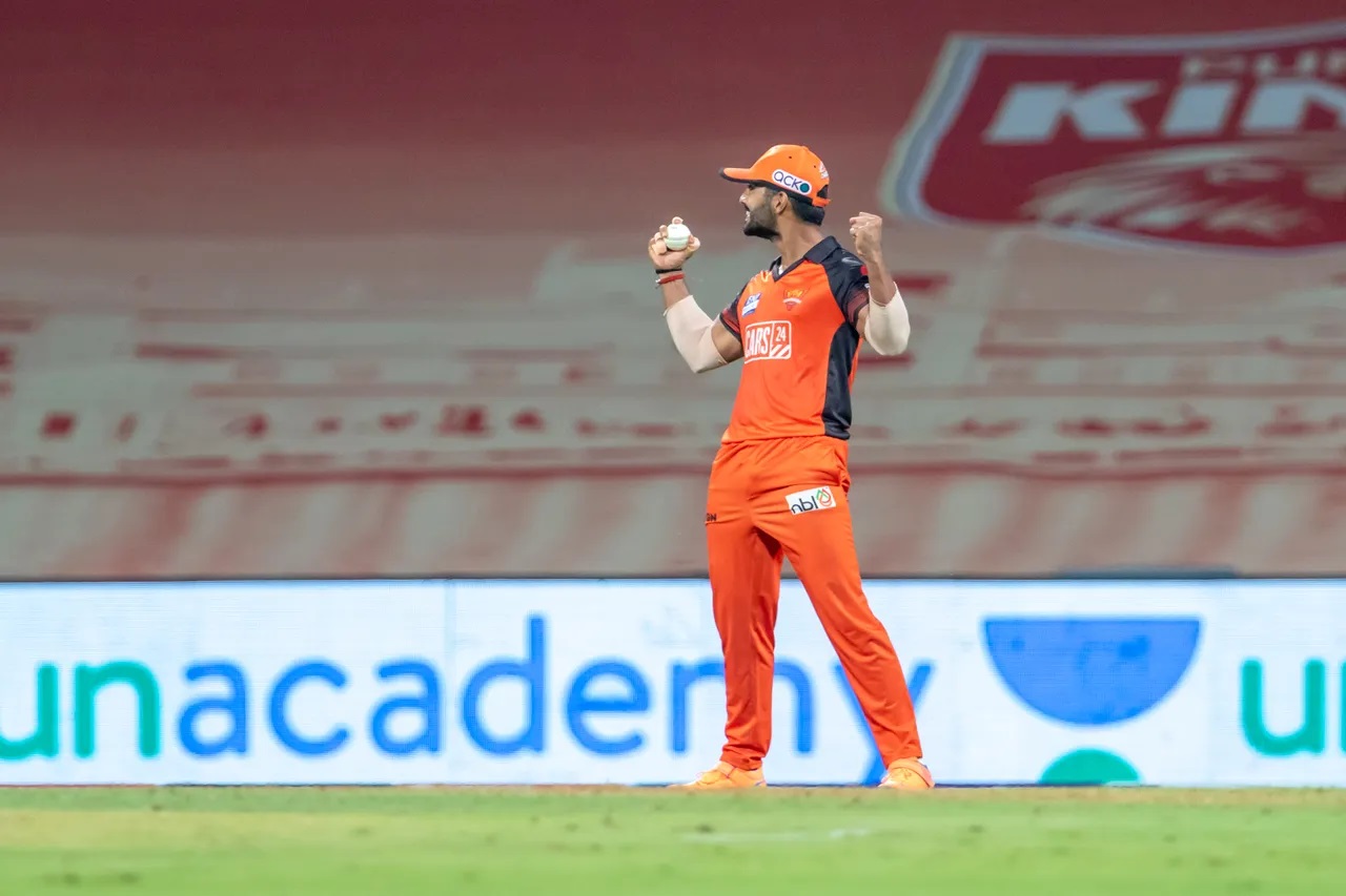 Rahul Tripathi took a stunning catch to dismiss Shubman Gill.