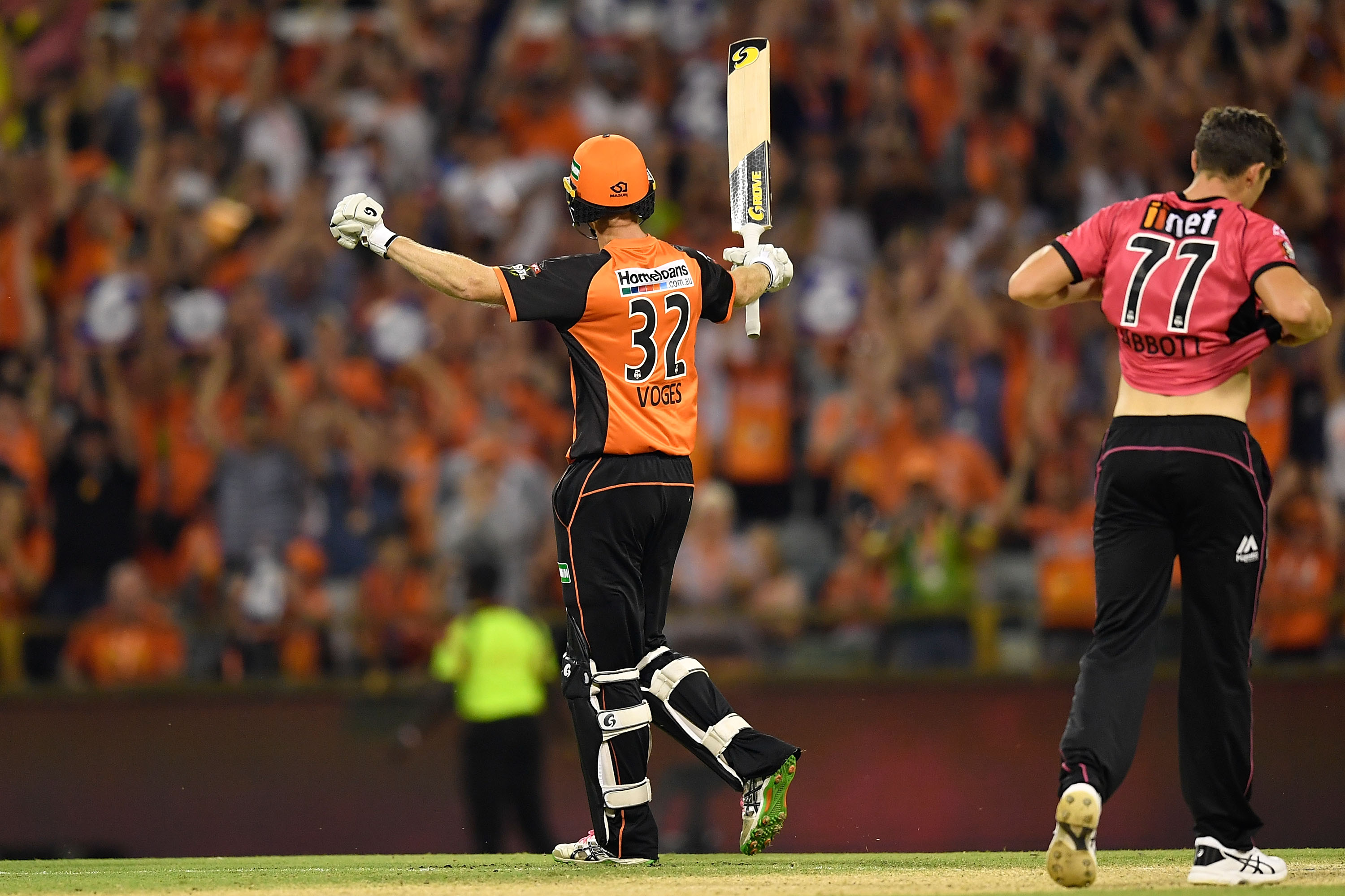 WATCH | Sean Abbott concedes 11 runs in 1 ball to gift Perth Scorchers an easy win