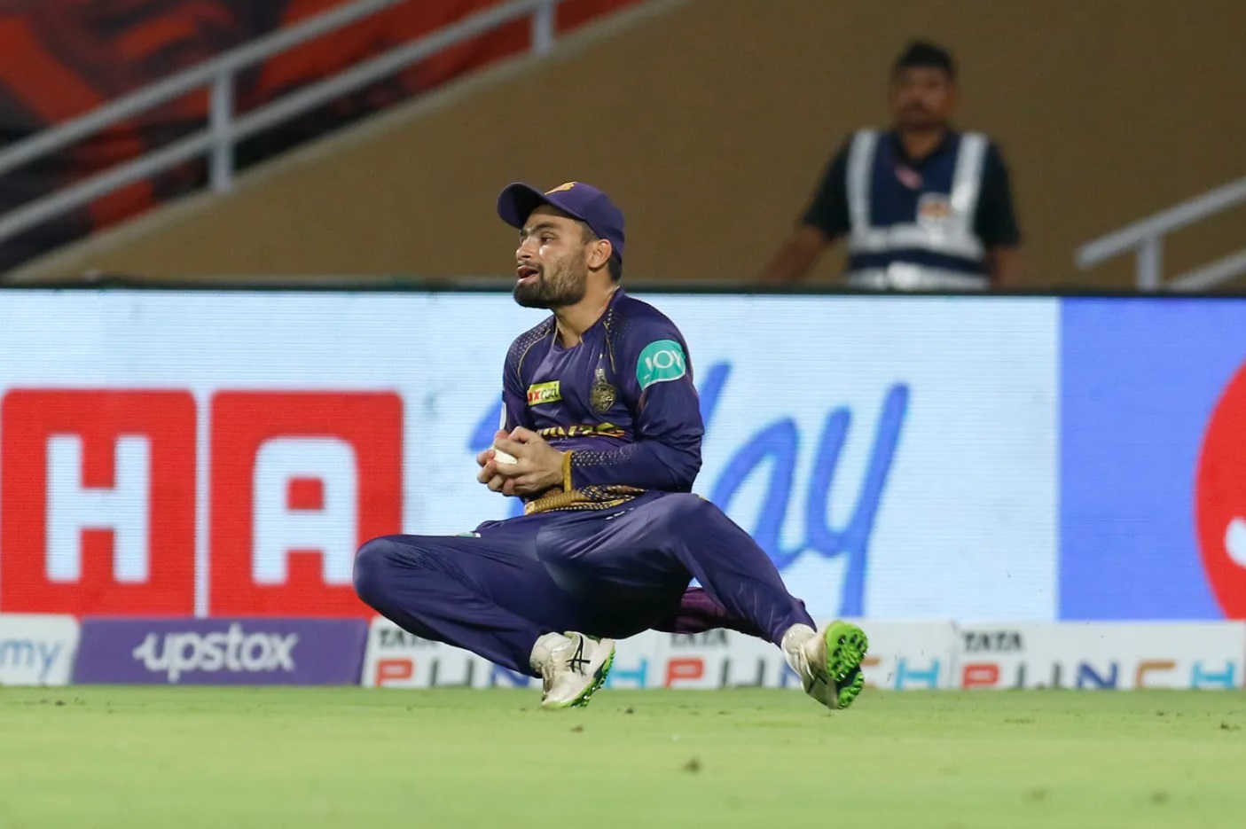 Rinku Singh grabs sky-kisser catch to dismiss well-set Ishan Kishan.