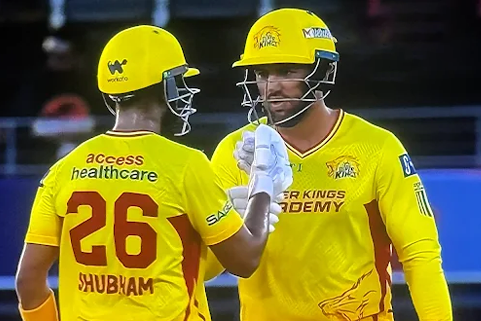 Watch, MLC 2025 | Donovan Ferreira sends ball into orbit with giant 106-metre six off Mitchell Owen