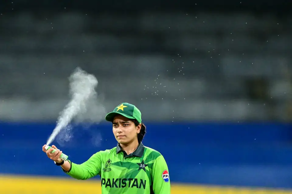 IND vs PAK | Twitter in splits as bugs stop play in Colombo and force field fumigation 