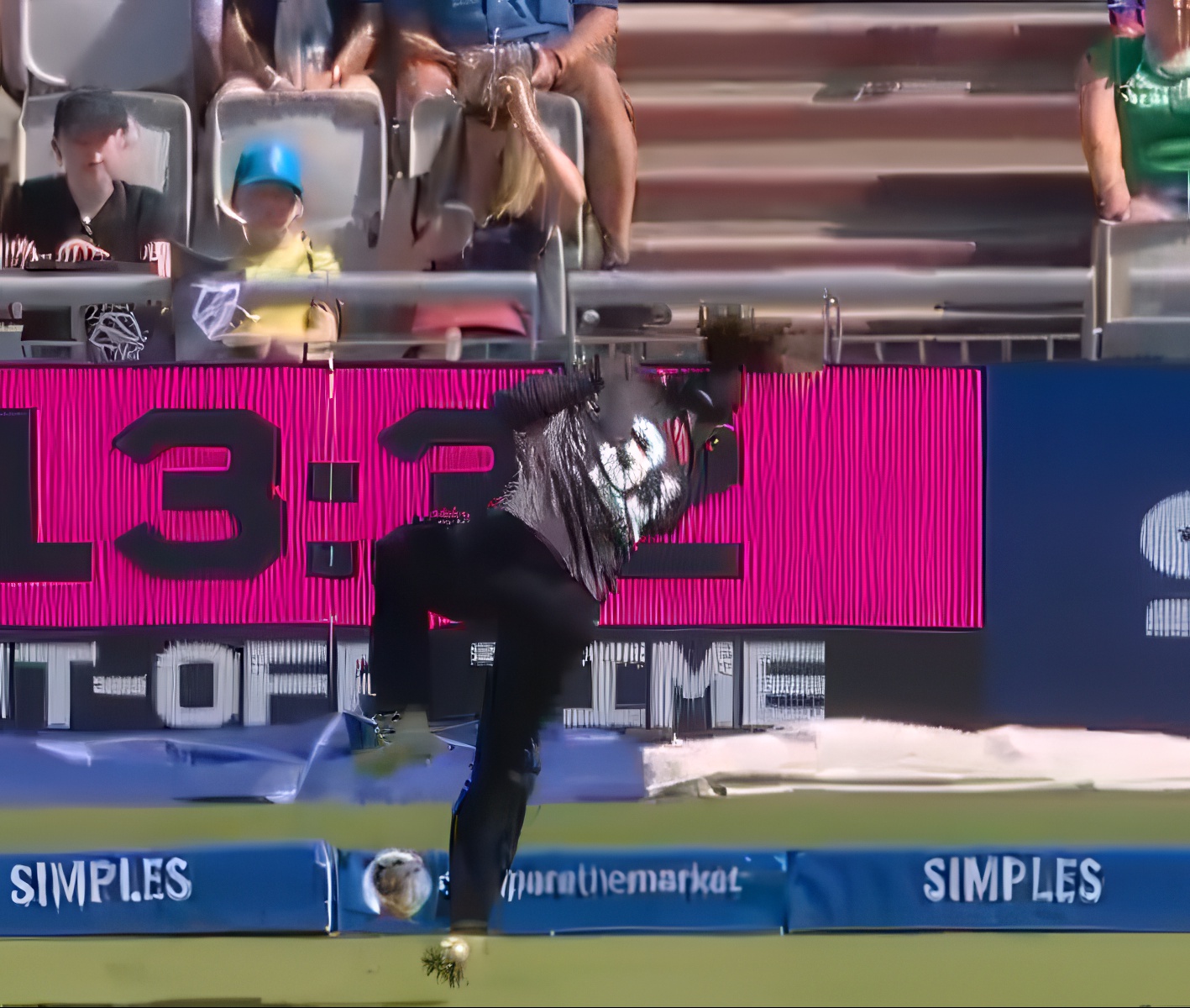 WATCH, Women’s Hundred । Fi Morris takes stunning catch at boundary line to dismiss Phoebe Litchfield in MO-W vs NS-W game