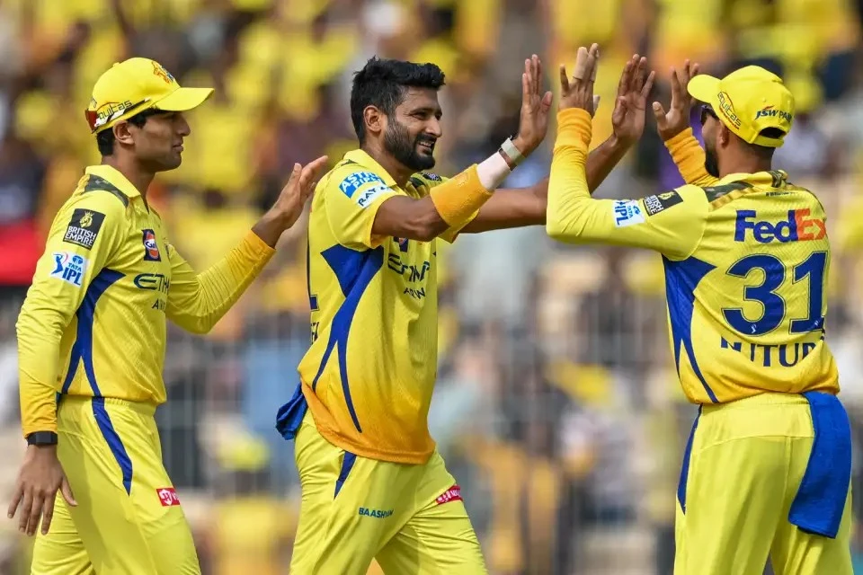 Twitter Divided as Chennai Hunt for First Points.